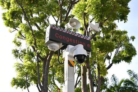 Mobicam Dipertingkatkan menggabungkan kamera statik polis untuk memantau orang ramai.