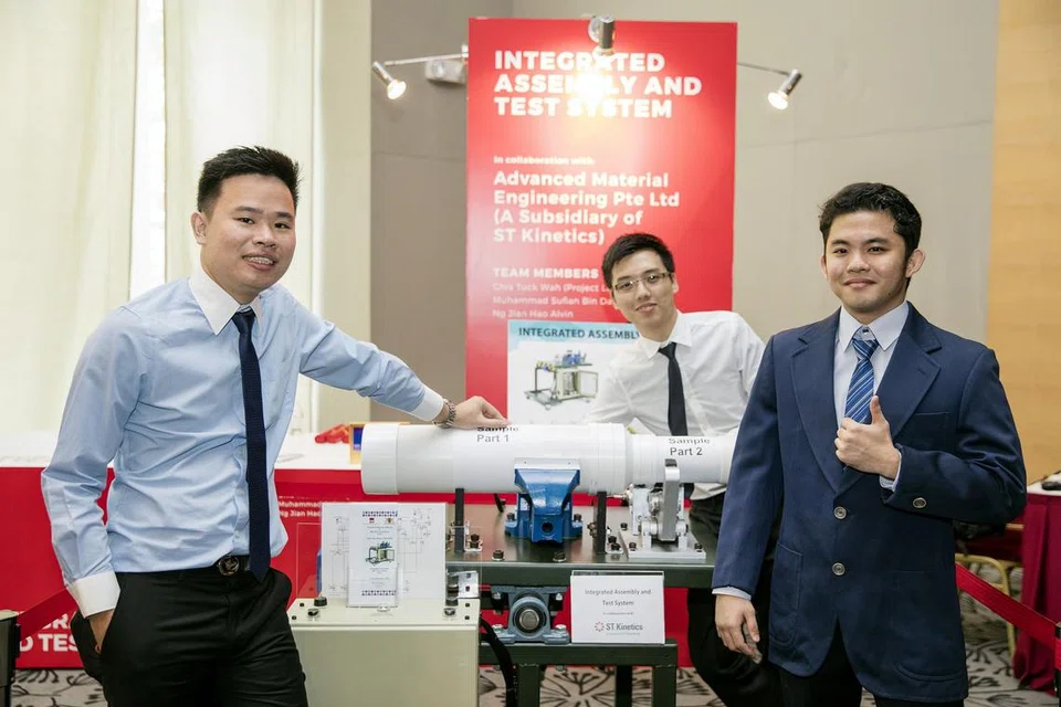 TINGKAT PRODUKTIVITI: Pelajar diploma teknikal ITE, (dari kiri) Encik Chia, Encik Ng dan Encik Sufian, telah mereka dan membangun sistem bagi meningkatkan produktiviti sebuah syarikat sebagai sebahagian daripada projek tahun akhir mereka. - Foto ITE