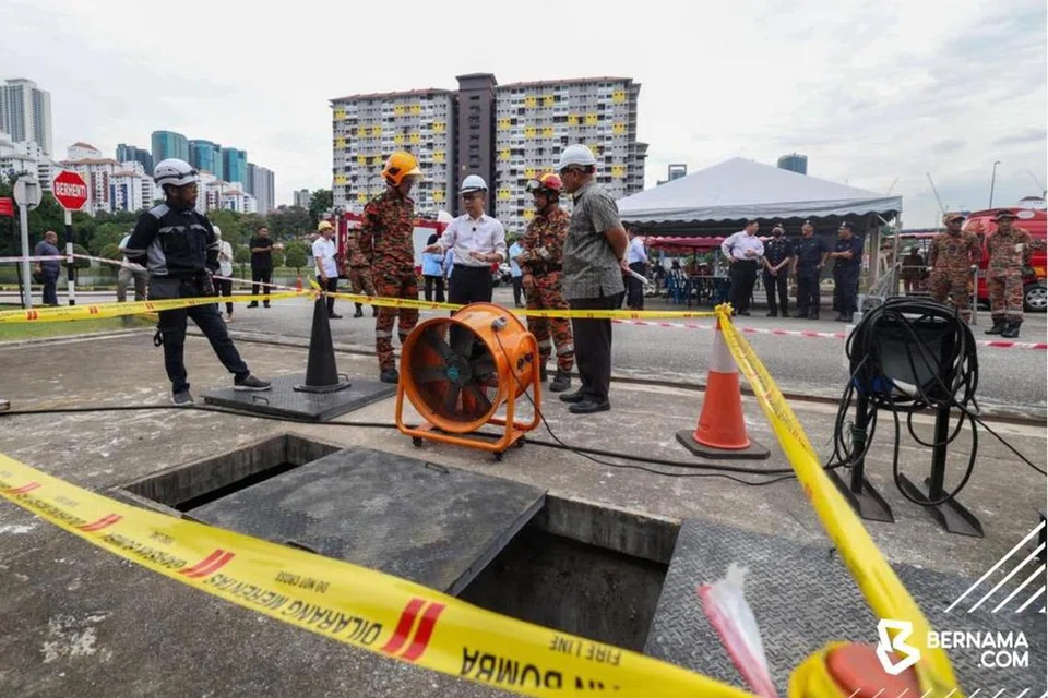 Menteri Komunikasi, Encik Fahmi Fadzil (berbaju putih), yang juga Ahli Parlimen Lembah Pantai, meninjau usaha mencari dan menyelamat (SAR) mangsa tanah jerlus di loji Indah Water Konsortium (IWK) Pantai Dalam, Kuala Lumpur.