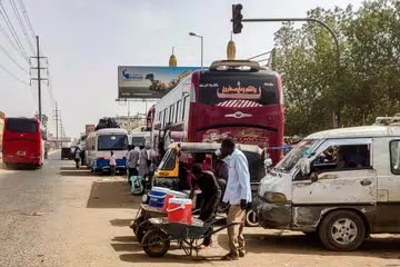 PELARIAN: Rakyat Sudan terus meninggalkan kediaman menuju tempat-tempat yang lebih selamat sedang bekalan makanan, perubatan meruncing dan bekalan elektrik, air dan telekomunikasi terputus. 