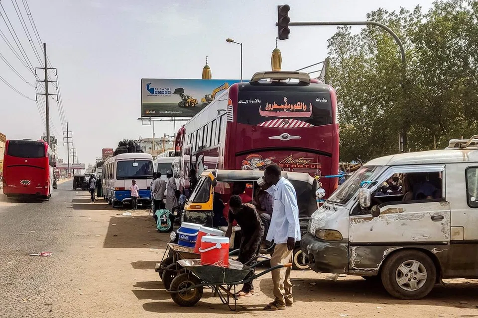 PELARIAN: Rakyat Sudan terus meninggalkan kediaman menuju tempat-tempat yang lebih selamat sedang bekalan makanan, perubatan meruncing dan bekalan elektrik, air dan telekomunikasi terputus. 