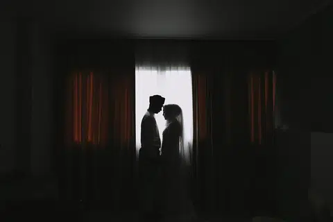 Asas kukuh dalam rumah tangga terletak pada kasih sayang, toleransi dan sikap saling memahami.