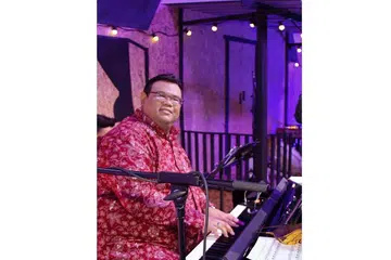 CABARAN KONSERT DIGITAL: Pengarah muzik konsert digital Keroncong Asmara, Danial Ariffin Azman, perlu menyusun semula beberapa lagu daripada genre berbeza seperti cha cha menjadi irama keroncong di samping membiasakan diri dengan ketetapan berkonsert dengan jarak selamat. - Foto SIX5 PRODUCTIONS