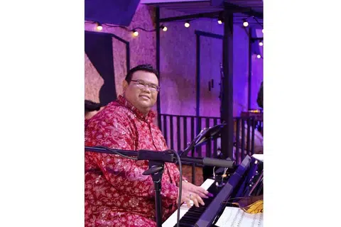 CABARAN KONSERT DIGITAL: Pengarah muzik konsert digital Keroncong Asmara, Danial Ariffin Azman, perlu menyusun semula beberapa lagu daripada genre berbeza seperti cha cha menjadi irama keroncong di samping membiasakan diri dengan ketetapan berkonsert dengan jarak selamat. - Foto SIX5 PRODUCTIONS
