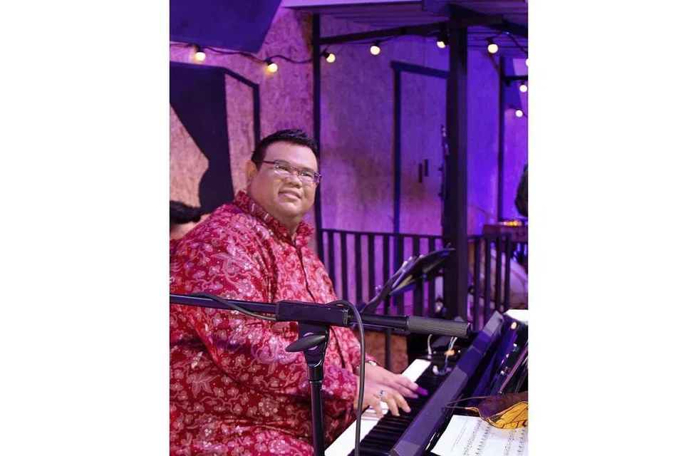 CABARAN KONSERT DIGITAL: Pengarah muzik konsert digital Keroncong Asmara, Danial Ariffin Azman, perlu menyusun semula beberapa lagu daripada genre berbeza seperti cha cha menjadi irama keroncong di samping membiasakan diri dengan ketetapan berkonsert dengan jarak selamat. - Foto SIX5 PRODUCTIONS
