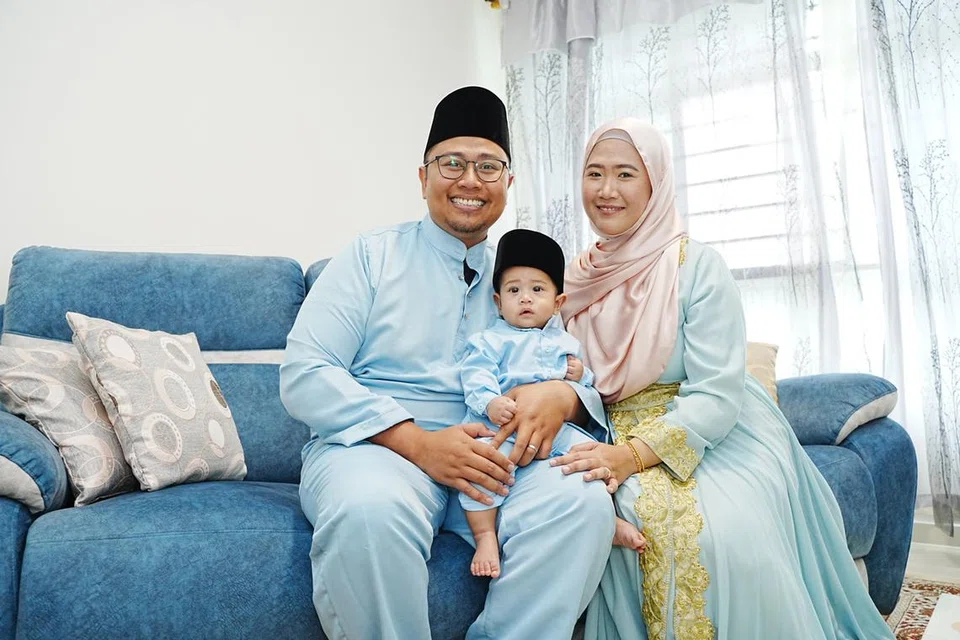 Cik Nur Arini Rahwi dan Encik Muhammad Zahierudin Mohamed Jaffar bakal menyambut Raya pertama sebagai ibu bapa kepada putera mereka, Muhammad Ariz Zahrin Muhammad Zahierudin. 