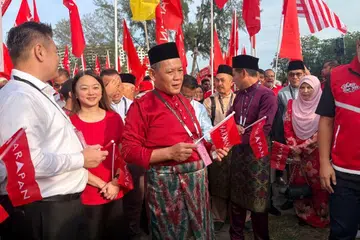 Menteri Besar Negeri Sembilan sementara, Datuk Seri Aminuddin Harun yang juga Pengerusi Pakatan Harapan (PH) Negeri Sembilan (tengah) diiringi penyokongnya menuju ke pusat penamaan calon kerusi Dewan Undangan Negeri (DUN) Linggi di Port Dickson, Negeri Sembilan, sempena Pilihan Raya Negeri (PRN) Negeri Sembilan ke-16, pada Julai 18.