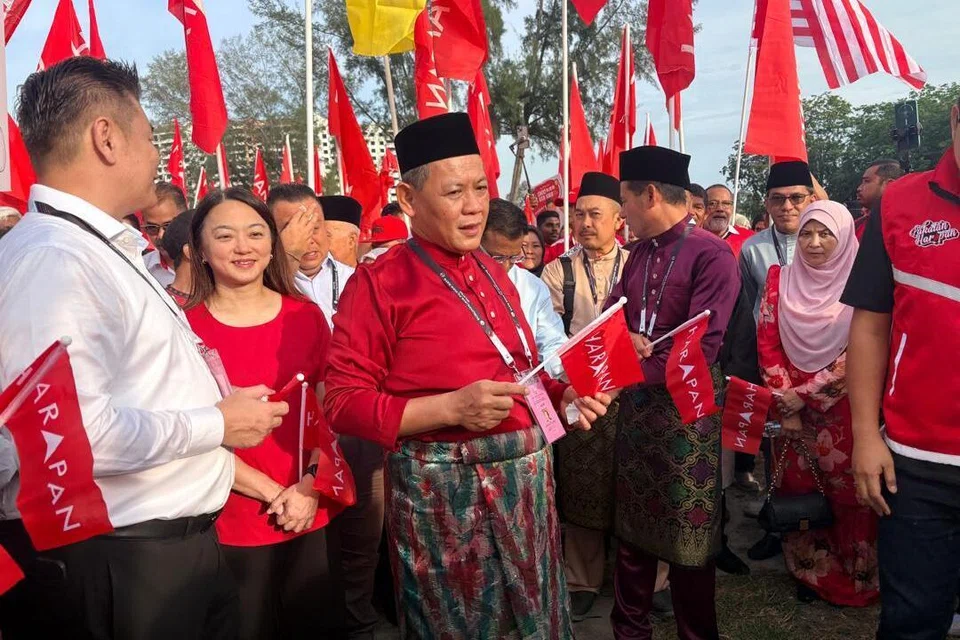 Menteri Besar Negeri Sembilan sementara, Datuk Seri Aminuddin Harun yang juga Pengerusi Pakatan Harapan (PH) Negeri Sembilan (tengah) diiringi penyokongnya menuju ke pusat penamaan calon kerusi Dewan Undangan Negeri (DUN) Linggi di Port Dickson, Negeri Sembilan, sempena Pilihan Raya Negeri (PRN) Negeri Sembilan ke-16, pada Julai 18.