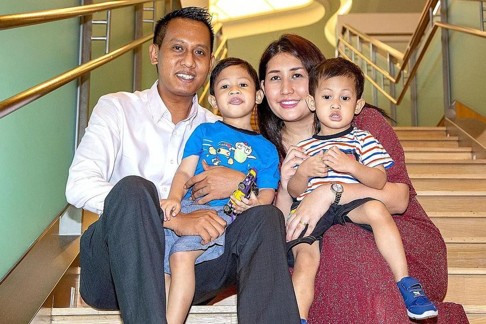 PERTINGKAT BAHASA MELAYU DENGAN PENUH AZAM: Dr Elmi Zulkarnain Osman bersama isterinya, Cik Nur Hafiszah, dan anak-anak mereka, Eka Zulkarnain (kiri) dan Ean Zulkarnain. Penerima Anugerah Guru Arif Budiman itu mengadakan beberapa kegiatan seperti menganjurkan majlis korporat dan pelajaran serta bengkel bahasa. - Foto BM oleh ZALEHA ABDUL KADER