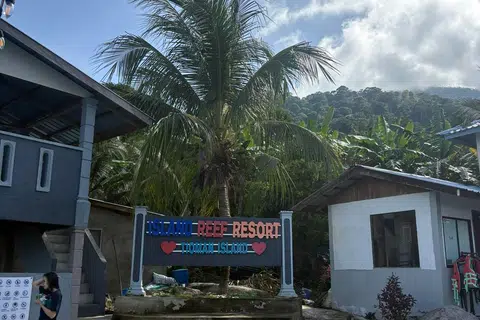 Resort Island Reef adalah salah satu tempat penginapan jika pembaca ingin menjalan kursus lesen skuba air terbuka.