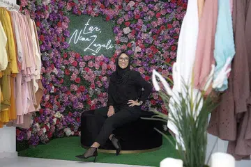 PELBAGAI ONAK DAN DURI: Segala pengalaman kehidupan menjadikan Cik Nina Zalyana Zazali lebih berdaya tahan dan cekal dalam membangunkan perniagaan sekali gus memberi inspirasi kepada wanita lain yang mungkin mengalami pelbagai cabaran dalam hidup. - Foto BH oleh GAVIN FOO