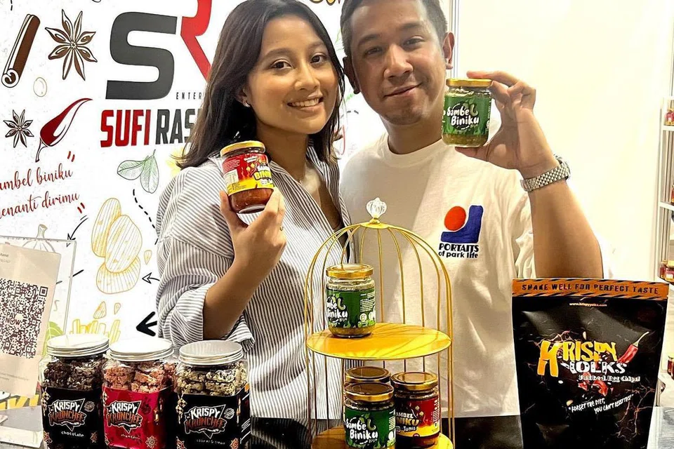 Penyanyi Sufi Rashid dan isterinya Cik Nurulain Md Yusof, menjual produk khas buatan mereka, Sambel Biniku dan Krispy Yolks. 