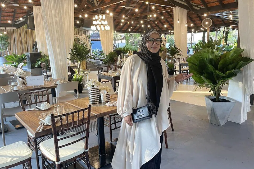 MACAM 'MASUK KAMPUNG': Cik Fatimah (atas) tertarik dengan Gallop Kranji Farm Resort, dengan suasana sekitaran yang jauh dari hiruk pikuk kota, lantas memutuskan membuka restoran pertamanya. - Foto BH oleh HANIM MOHD SALEH