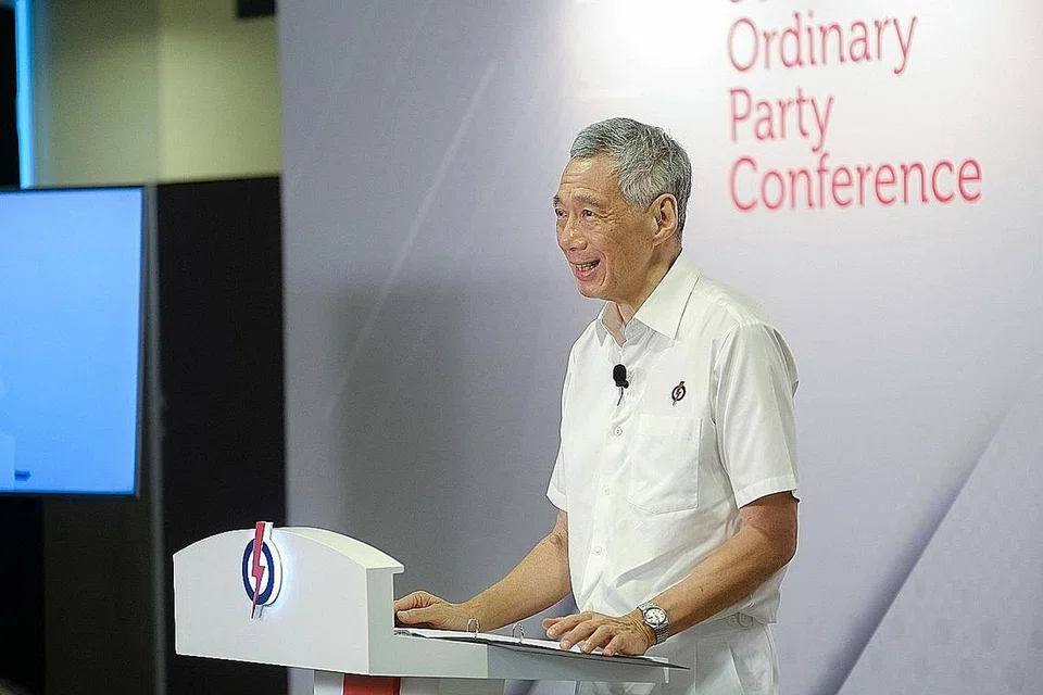 BERI UCAPAN: Berucap di Sidang Ke-36 PAP semalam, PM Lee berkata parti itu mesti terus mentadbir Singapura dengan baik, mendampingi rakyat, kekal mudah didekati warga dan menjadi pemimpin yang wajar dicontohi. - Foto PAP