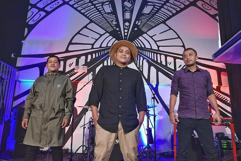SEMARAKKAN SEMULA KEGIATAN SENI: (Dari kiri) Encik Muhammad Kazly Kas Kazan, Encik Muhammad Kazhendra Kas Kazan dan Encik Ahmad Eri Rushadie Jumadi membangun studio satu perhentian Underground Singapore bersama sebagai membangkitkan semangat band dan bakat setempat agar berkarya lagi apabila Fasa 3 pembukaan semula Singapura dilancarkan. Dua rakan niaga lain yang tiada dalam gambar ialah Encik Tony Tan dan Encik Muhammad Zulfadli Abu Talib. - Foto BH oleh DESMOND WEE