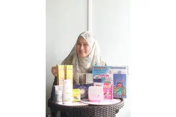 TAMBAH NILAI NIAGA: Walaupun baru tujuh bulan memulakan perniagaan dalam talian khidmat kiriman langsung produk dari pengeluar, Cik Natra Liana Kamarudin banyak menimba ilmu pemasaran di media sosial dan motivasi diri. - Foto ihsan NATRA LIANA KAMARUDIN