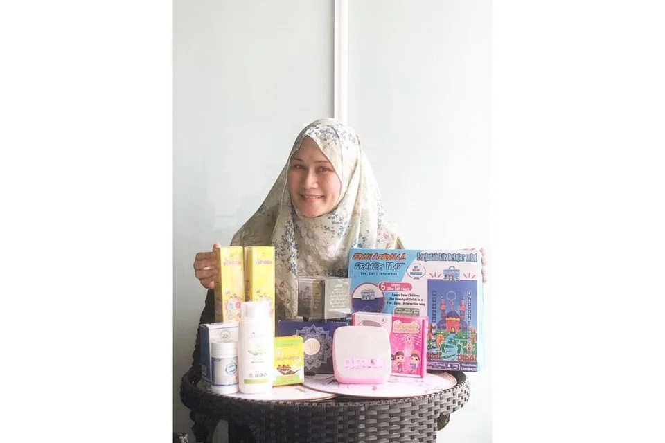 TAMBAH NILAI NIAGA: Walaupun baru tujuh bulan memulakan perniagaan dalam talian khidmat kiriman langsung produk dari pengeluar, Cik Natra Liana Kamarudin banyak menimba ilmu pemasaran di media sosial dan motivasi diri. - Foto ihsan NATRA LIANA KAMARUDIN