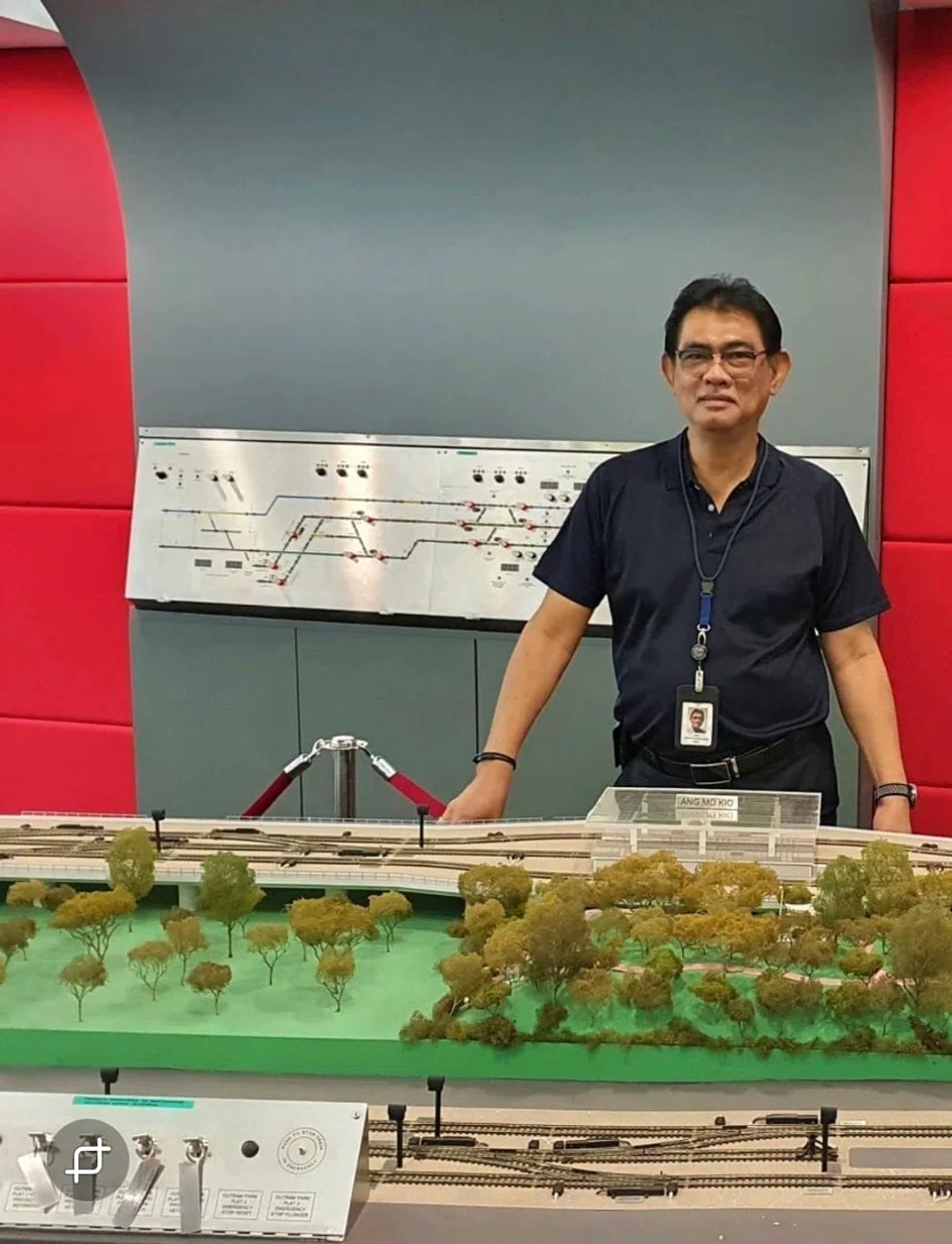 Encik Rahim Raus berkhidmat selama 35 tahun di SMRT Corporation sebelum beliau bersara pada November 2021.