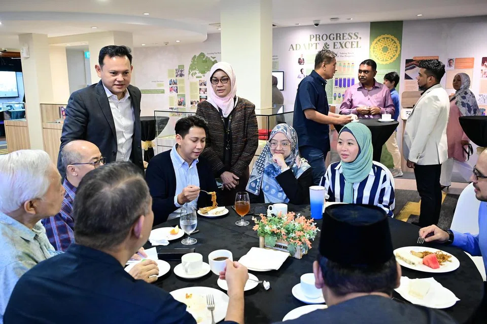BERI PERKEMBANGAN TERBARU: Encik Zaqy Mohamad (berdiri, kiri) memberi perkembangan terbaru berkaitan tempoh pertengahan pelan kerja lima tahun yang dibangunkan kumpulan itu pada 2020 