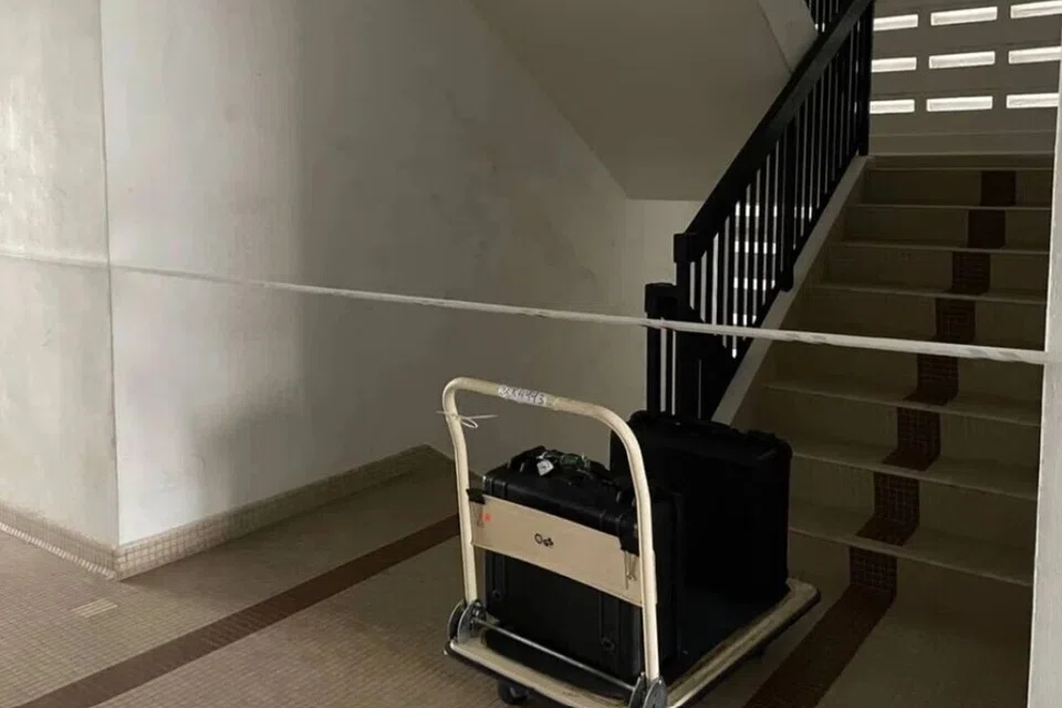 Pihak polis menyatakan mereka menerima panggilan meminta bantuan di 5000C Marine Parade Road pada sekitar 12.45 tengah hari pada 13 November.