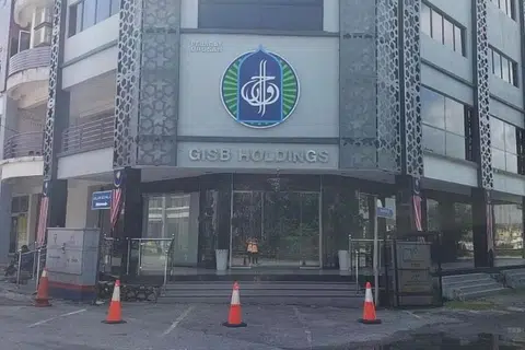 Media tempatan melaporkan Global Ikhwan Service and Business Holdings (GISBH) kini lumpuh selepas ibu pejabat kumpulan perniagaan itu di Rawang, Selangor, ditutup sepenuhnya. 