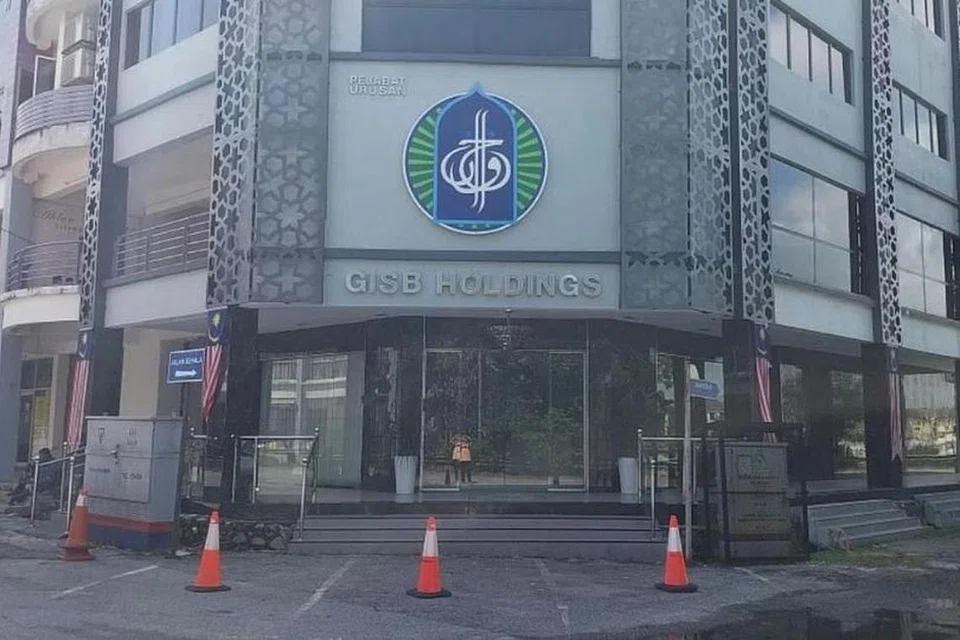 Media tempatan melaporkan Global Ikhwan Service and Business Holdings (GISBH) kini lumpuh selepas ibu pejabat kumpulan perniagaan itu di Rawang, Selangor, ditutup sepenuhnya. 
