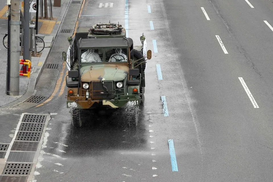 Kenderaan tentera digunakan untuk membasmi kuman di Daegu, Korea Selatan pada 27 Februari 2020. Foto: AFP