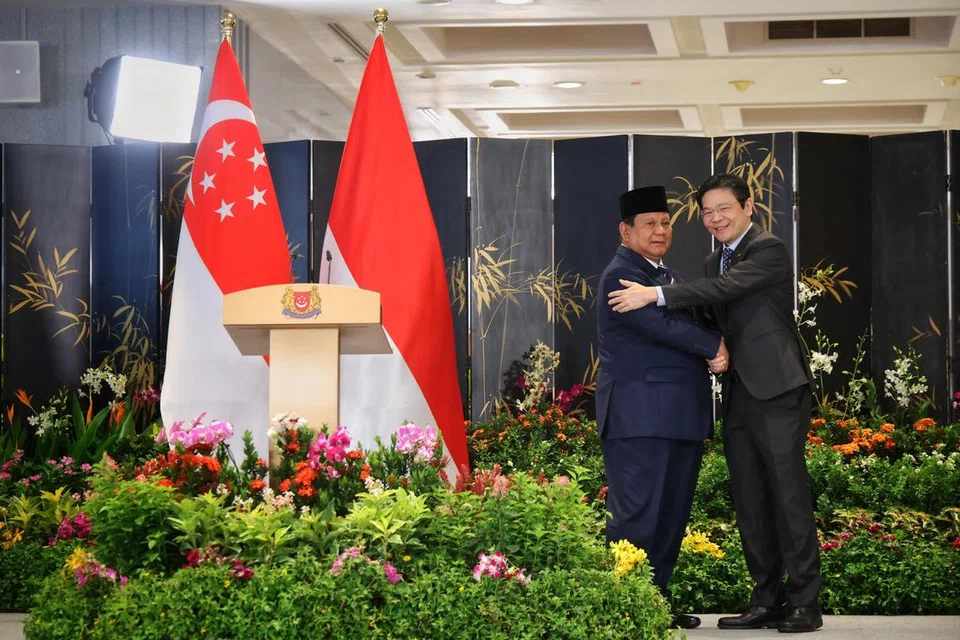 Perdana Menteri, Encik Lawrence Wong (kanan) berkata kejayaan dalam pelaksanaan pengurusan ruang udara, kerjasama pertahanan dan ekstradisi, antara Singapura dengan Indonesia merupakan bukti kepercayaan antara kedua-dua negara. Beliau dilihat bersama Presiden Indonesia, Encik Prabowo Subianto di Parlimen pada 16 Jun ketika lawatannya ke Singapura. 