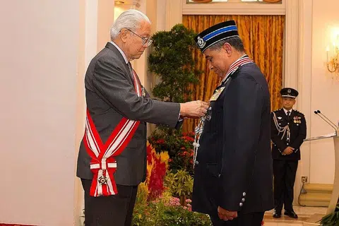 ANUGERAH BUAT KETUA POLIS MALAYSIA: Tan Sri Khalid menerima pengiktirafan Darjah Utama Bakti Cemerlang daripada Presiden Tony Tan Keng Yam di Istana semalam. - Foto PASUKAN POLIS SINGAPURA