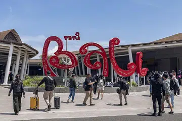 KEMBALI HIDUP: Selama berdekad-dekad, Pulau Bali menjadi 'syurga' bagi pelancongan antarabangsa tapi pandemik Covid-19 sejak dua tahun menjejas sektor pelancongan sedunia. Tahun lalu tidak sampai 50 pelancong berlibur di pulau dewata itu. Tahun ini dijangkakan Pulau Bali akan kembali rancak menyusuli kelonggaran yang diumumkan Pemerintah Indonesia untuk sektor pelancongan. - Foto EPA-EFE