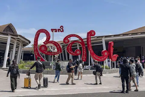KEMBALI HIDUP: Selama berdekad-dekad, Pulau Bali menjadi 'syurga' bagi pelancongan antarabangsa tapi pandemik Covid-19 sejak dua tahun menjejas sektor pelancongan sedunia. Tahun lalu tidak sampai 50 pelancong berlibur di pulau dewata itu. Tahun ini dijangkakan Pulau Bali akan kembali rancak menyusuli kelonggaran yang diumumkan Pemerintah Indonesia untuk sektor pelancongan. - Foto EPA-EFE