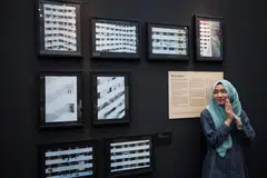 LEBIH DARI SETAKAT BLOK HDB: Cik Wan Murni Wan Iskandar gemar merakamkan gambar yang menunjukkan persekitaran harian di Singapura seperti blok HDB dan koridor rumah. Minatnya timbul selepas beliau mendapatkan kamera pertamanya sekitar empat tahun lalu. - Foto ARIFFIN RAHMAN