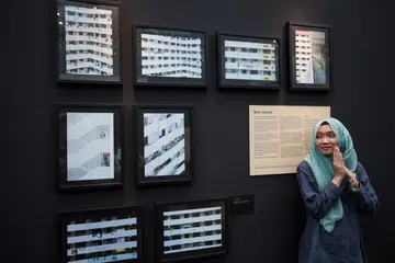 LEBIH DARI SETAKAT BLOK HDB: Cik Wan Murni Wan Iskandar gemar merakamkan gambar yang menunjukkan persekitaran harian di Singapura seperti blok HDB dan koridor rumah. Minatnya timbul selepas beliau mendapatkan kamera pertamanya sekitar empat tahun lalu. - Foto ARIFFIN RAHMAN