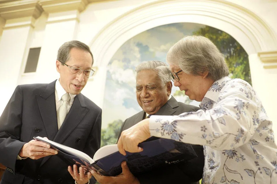 PELOPOR CABARAN PRESIDEN: Penggemar fotografi dan pengarah urusan CDL, Encik Kwek Leng Joo (kiri), menunjukkan buku fotografinya 'Heart Voyage III' kepada Encik Nathan dan Profesor Tommy Koh di Istana pada 26 Mei 2011. Sebanyak 60 naskhah buku itu telah diberikan kepada penderma bagi Cabaran Presiden dan berjaya mengumpul $300,000.