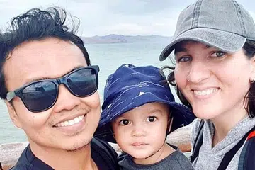 BERKORBAN DEMI ANAK TERCINTA: Encik Zulfirman Syah, asal Indonesia, bersama anaknya, Averroes, serta isteri, Cik Alta Marie. - Foto-foto FACEBOOK NEW ZEALAND HERALD. 