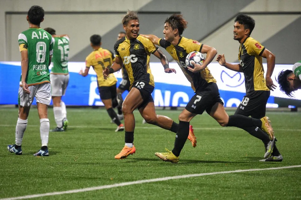 Taufik Suparno menyifatkan bekas rakan sepasukannya di Tampines Rovers, Yasir Hanapi (kanan) sebagai salah seorang pemain yang telah meninggalkan kesan dalam kerjayanya sebagai pemain bola sepak.