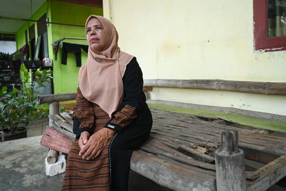 Bu Nur menceritakan pengalaman beliau berpusing seperti di dalam ‘mesin cuci baju’ apabila ditenggelami badai yang lebih tinggi daripada atap rumahnya.