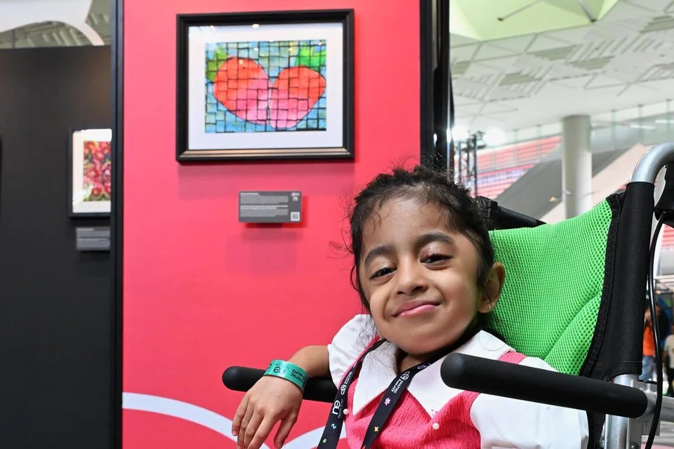 Pelajar Darjah 2 di sekolah Cerebral Palsy Alliance Singapore (CPAS), Syarifah Alawiyah Alaydrus Syed Abdul Kadir, merupakan antara lebih 200 artis kurang upaya di mana karya mereka dipamerkan di acara seni inklusif Shaping Hearts 2026, yang berlangsung di Daerah Digital Punggol (PDD) dari 12 hingga 27 September.