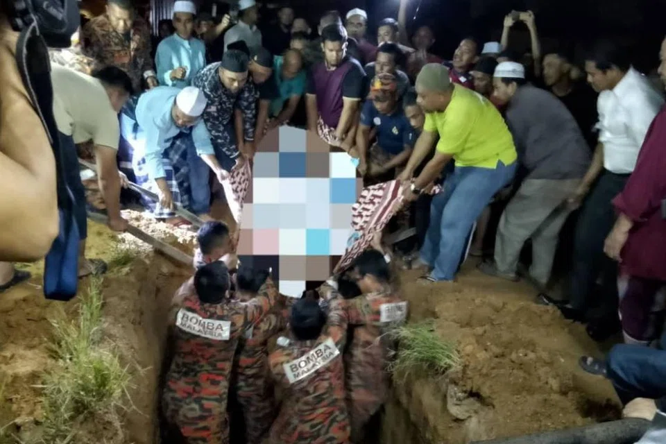 Seramai 20 anggota Jabatan Bomba dan Penyelamat Malaysia (JBPM) Kelantan bersama penduduk kampung membantu mengangkat jenazah Allahyarham Sheikh Mohd Ali Omar, 44 tahun, lelaki obesiti, untuk di kebumikan di Tanah Perkuburan Islam Kampung Jaya, Pasir Hor, Kota Bharu, Kelantan, pada 15 Disember malam.