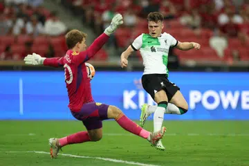 TEWASKAN PENJAGA GAWANG: Ben Doak mengalahkan penjaga gawang Leicester Mads Hermansen untuk menghasilkan jaringan keempat Liverpool.