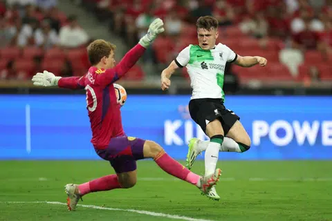 TEWASKAN PENJAGA GAWANG: Ben Doak mengalahkan penjaga gawang Leicester Mads Hermansen untuk menghasilkan jaringan keempat Liverpool.