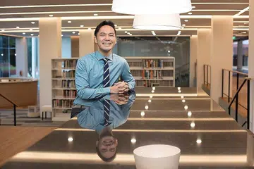 TERIMA PENGIKTIRAFAN: Encik Mohamad Faisal Jamain adalah antara enam guru muda yang mendapat Anugerah Belia Cemerlang dalam Pendidikan (OYEA) yang diterima daripada Menteri Kedua Pendidikan, Dr Mohamad Maliki Osman, semasa majlis dalam talian pada 7 Julai lalu. Pengiktirafan itu diberikan atas dedikasi luar biasa mereka dalam mengajar murid-murid mereka. - Foto BH oleh CHONG JUN LIANG