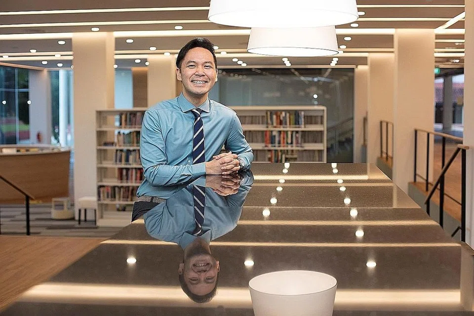 TERIMA PENGIKTIRAFAN: Encik Mohamad Faisal Jamain adalah antara enam guru muda yang mendapat Anugerah Belia Cemerlang dalam Pendidikan (OYEA) yang diterima daripada Menteri Kedua Pendidikan, Dr Mohamad Maliki Osman, semasa majlis dalam talian pada 7 Julai lalu. Pengiktirafan itu diberikan atas dedikasi luar biasa mereka dalam mengajar murid-murid mereka. - Foto BH oleh CHONG JUN LIANG