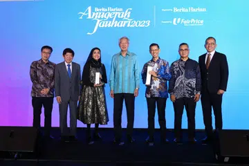 IKTIRAF PENCAPAIAN DAN POTENSI: Anugerah Jauhari disampaikan kepada Pengarah Urusan SMRT Laluan Thomson-East Coast (TEL) dan Naib Presiden Kanan (Hubungan Strategik) SMRT Corporation, Encik Shahrin Abdol Salam (tiga dari kanan) manakala Anugerah Jauhari Harapan disampaikan kepada bakat muda penyanyi serta penggubah lagu, Shazza atau nama asalnya, Shareefa Aminah Abdul Shariff (tiga dari kiri). Bersama Jauhari di atas pentas ialah tetamu terhormat, Menteri Kanan merangkap Menteri Penyelarasan Keselamatan Negara, Encik Teo Chee Hean (tengah) dan Editor Berita Harian, Encik Nazri Mokhtar (dua dari kanan). Lain-lain tokoh dalam gambar ialah (dari kiri), Ketua Editor Kumpulan Media bahasa Inggeris, Melayu dan Tamil SPH, Encik Wong Wei Kong; Pengerusi SPH Media, Encik Khaw Boon Wan dan Ketua Pegawai Perolehan dan Ketua Produk, Perniagaan Runcit Fairprice Group, Encik Tng Ah Yiam.
