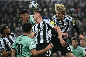 Penyerang Newcastle United dari Jerman, Nick Woltemade (kanan), dan rakan pemain pertahanan  Sven Botman (tengah) mempertahankan sepakan sudut semasa perlawanan bola sepak Liga Juara-Juara antara Newcastle United dengan  Athletic Bilbao di St James’ Park.