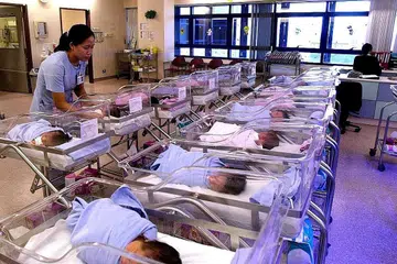 KADAR KESUBURAN TERUS MEROSOT: Biarpun begitu, tinjauan yang dikeluarkan I Love Children (ILC) baru-baru ini menunjukkan bahawa warga Singapura sebenarnya tetap mahukan anak. - Foto BH oleh CHEW SENG KIM
