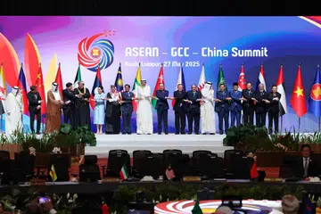 Para pemimpin negara-negara Asean dan Majlis Kerjasama Teluk (GCC) serta Perdana Menteri China, Encik Li Qiang, bergambar bersama di Sidang Puncak Asean-GCC-China yang diadakan buat julung-julung kalinya pada 27 Mei, sempena Sidang Puncak Asean Ke-46 di Kuala Lumpur, Malaysia.