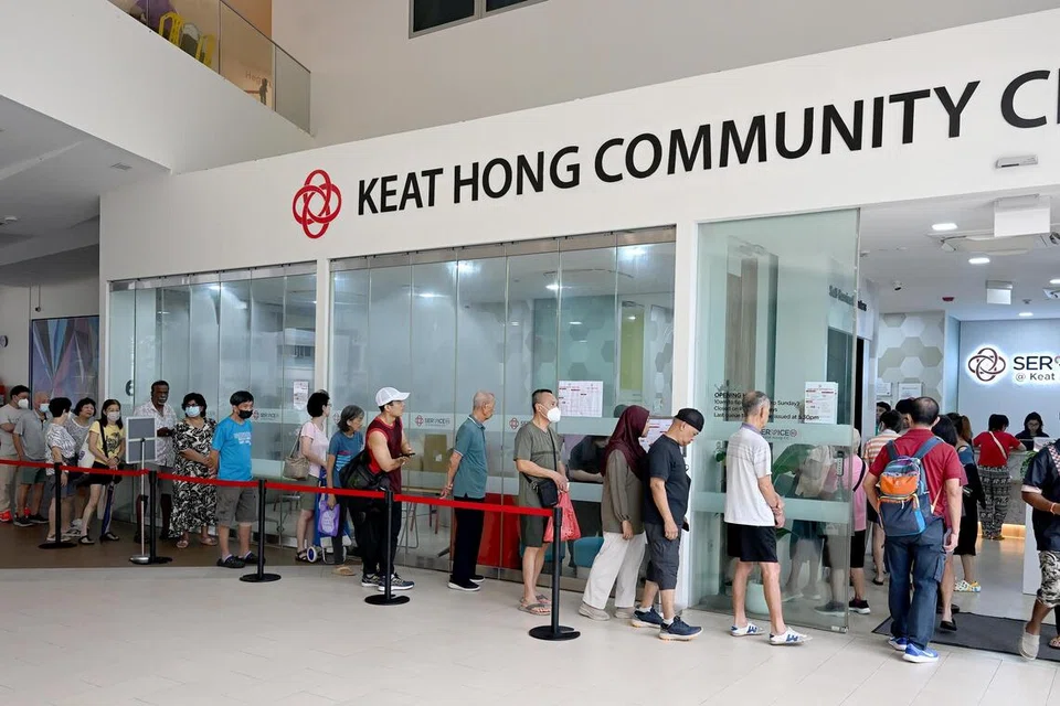 Berdasarkan tinjauan Berita Harian (BH) pada 15 Oktober, terdapat seramai lebih 80 rakyat yang telah mengambil pelitup N95 sewaktu sesi pengagihan pelitup di beberapa kelab masyarakat termasuk Nee Soon Central, Nee Soon East di Yishun dan Keat Hong di Choa Chu Kang seawal 10 pagi. Setakat jam 3 petang, kawasan barat Singapura telah mencatat bacaan PSI setinggi 196, yang paling buruk di serata Singapura.