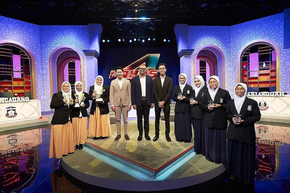 PENCAPAIAN MEMBANGGAKAN: Madrasah Alsagoff Al-Arabiah (pasukan kiri) yang diwakili (dari kiri) Bintang Desyratna, Haninah, Putri Sri Dewi; bergambar bersama presiden 4PM, Encik Nassar; Dr Janil; pengerusi jawatankuasa Akademi Bahas 4PM, Encik Kamal Ashraf; dan pasukan Madrasah Aljunied Al-Islamiah; Siti Rabiatual Adawiyah Zainal, Raja Nur Syakirah, Nurul Khodijah Hanafi dan Maizatul 'Iffah Muhammad Hazri. - Foto 4PM