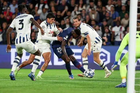 Bek kiri PSG, Nuno Mendes (jersi biru), melepaskan rembatan untuk jaringan ketiga pasukannya. 